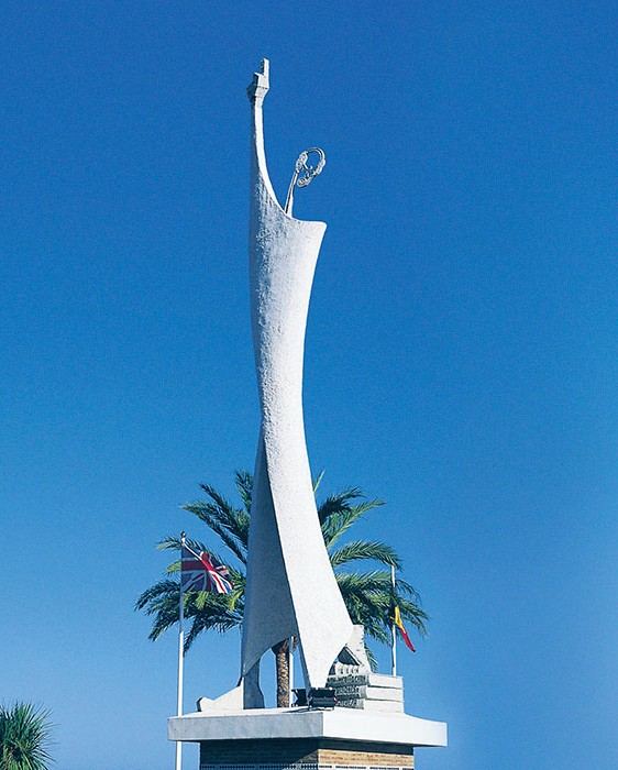 Escultura Síntesis de Vicente de Espona en San Pedro Alcántara